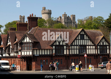 Arundel alte Post mit Balken vor dem Schloss Stockfoto