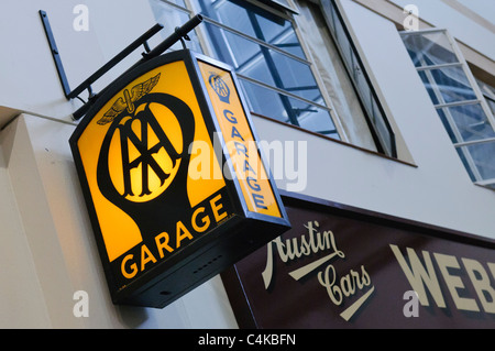 Alten melden Sie bei einem AA-Garage aus den 1920er Jahren Stockfoto