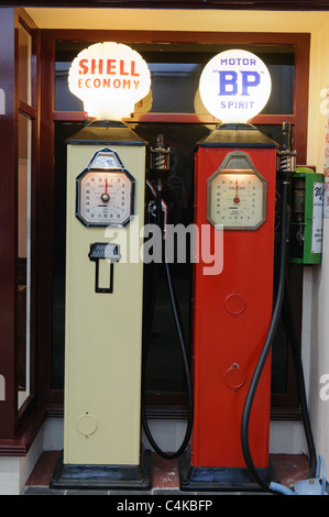 Alte Zapfsäulen - Shell und BP Stockfoto