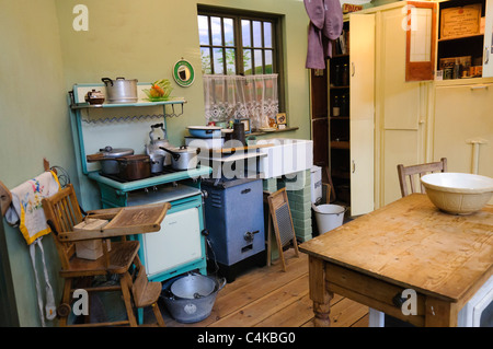 Küche in einem traditionellen britischen Haus in den 1930er Jahren Stockfoto