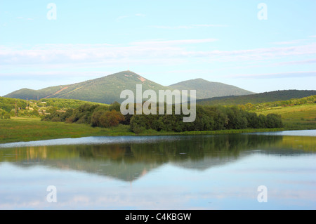 Landschaft Bergsee gegen den Himmel in den Wolken Stockfoto