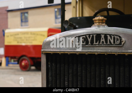 Vor einem alten Leyland-LKW aus der ersten Hälfte des 20. Jahrhunderts Stockfoto