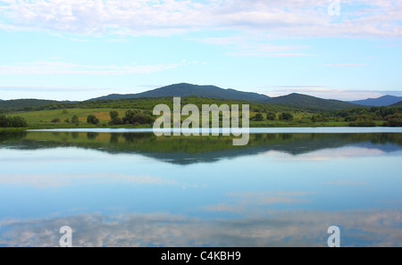 Landschaft Bergsee gegen den Himmel in den Wolken Stockfoto