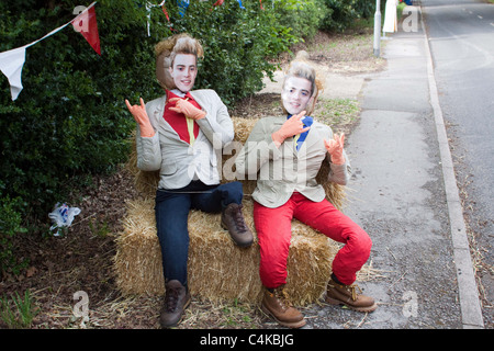 Während Royal Ascot Woche, die Bewohner von sperrt Fahrt Ascot machen Vogelscheuchen, Geld für wohltätige Zwecke. Stockfoto