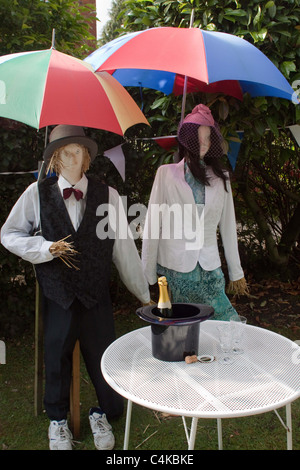 Während Royal Ascot Woche, die Bewohner von sperrt Fahrt Ascot machen Vogelscheuchen, Geld für wohltätige Zwecke. Stockfoto