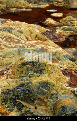 Eisenhaltige Wasser in natürlichen Teichen. Flusses Sil, Lugo, Galicien, Spanien. Stockfoto