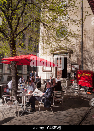 Londoner Café im Freien, Café im Kirchenhof der Saint Margaret Patten Church, Eastcheap, City of London, Großbritannien Stockfoto