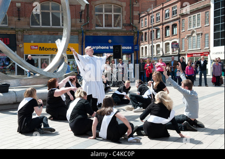 Straße Drama in Cornmarket Square, Belfast Stockfoto