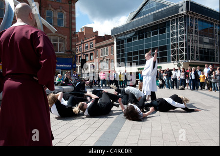 Straße Drama in Cornmarket Square, Belfast Stockfoto