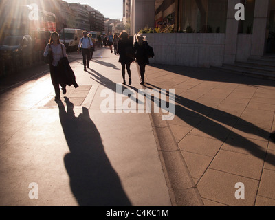 Menschen und Verkehr auf High Holborn, London, England Stockfoto