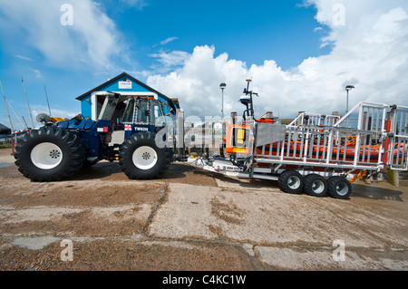 RNLI Traktor und Wagen tragen eine atlantische 85 B Klasse Inshore Rettungsboot auf eine Slipanlage Stockfoto