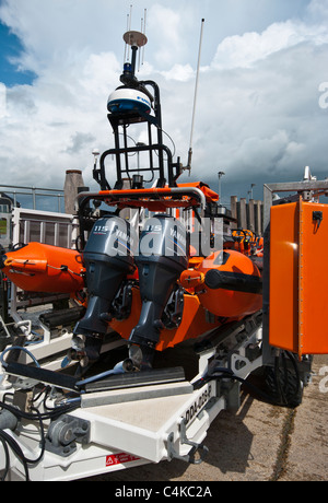 RNLI-Wagen mit einer atlantischen 85 B Klasse Inshore Rettungsboot auf eine Slipanlage Stockfoto