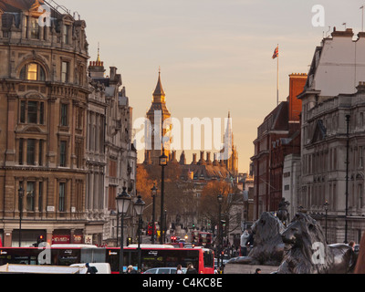 Die Houses of Parliament und Big Ben Clock Tower-Blick vom Trafalgar Square, London, England Stockfoto