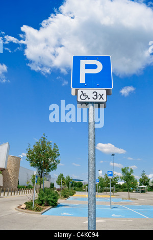 Behinderten Parkplatz in einer Shopping mall Stockfoto