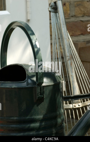 Gartengeräte - Gießkanne und Rake Stockfoto