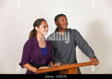 13-17 Jährige jährigen multi-ethnische Afrikaner - jugendlich Junge und Hispanic jugendlich Mädchen sprechen vom Rednerpult. Herr © Myrleen Pearson Stockfoto