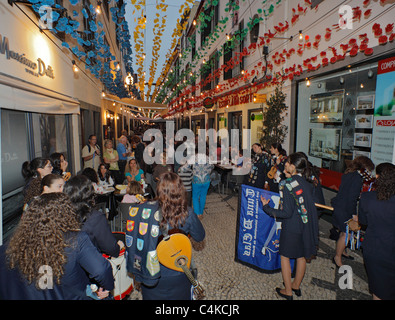 Weiblichen Musikgruppe spielt, Restaurant-Besucher in der alten Stadt Funchal, Madeira. Stockfoto