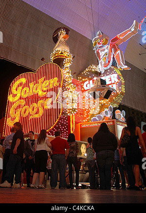 Die goldene Gans und die Mädchen der Glitter Gulch sind zwei berühmte Zeichen entlang der Fremont Street in Las Vegas. Stockfoto