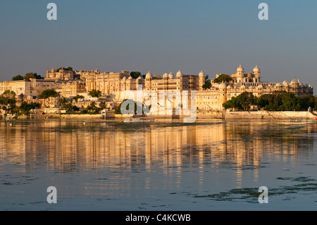 City Palace Komplex und Pichola-See aus Jag Mandir, Udaipur, Rajasthan, Indien, Asien Stockfoto