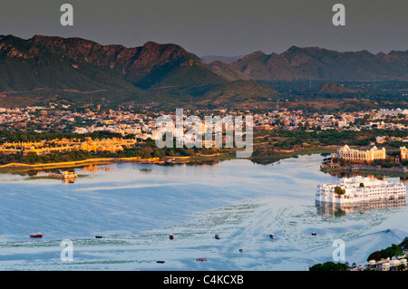 Pichola-See von Karni Mata Tempel (Macchla Magra), Udaipur, Rajasthan, Indien, Asien Stockfoto