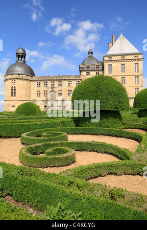 Formalen französischen Gärten mit geometrischen Buchsbaumhecken und Formschnitt Renaiissance Chateau de Hautefort Dordogne Aquitanien Frankreich Stockfoto