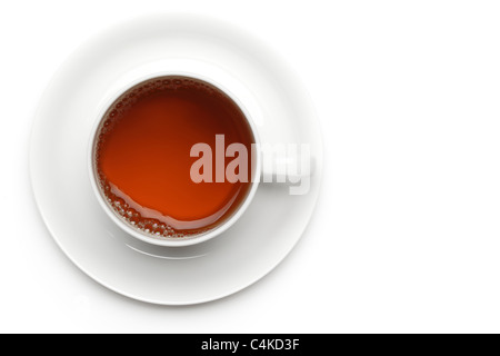 Schwarzer Tee in White Cup, isoliert auf weißem Hintergrund. Stockfoto