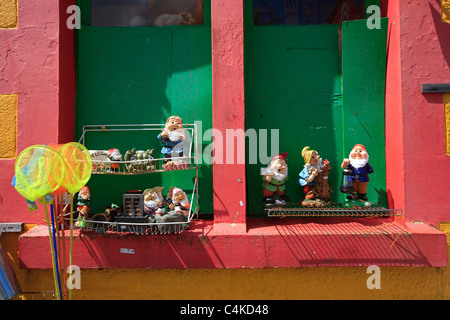 Schaufenster der Gartenzwerge bei der Post in Tobermory auf der Isle of Mull, Inneren Hebriden. Stockfoto