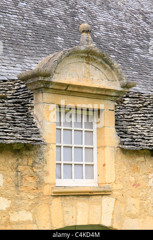 Detail der Gaube oder Mansarde Fenster und Stein Dach Fliesen Scheune in Gärten Manoir d'Erignac Salignac Dordogne Perigord Frankreich Stockfoto