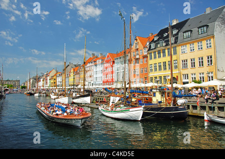 Bootstour auf dem farbenfrohen Ufer des 17. Jahrhunderts, Nyhavn-Kanal, Kopenhagen (Kobenhavn), Königreich Dänemark Stockfoto