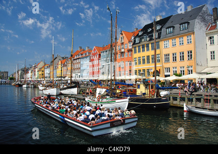 Bootstour auf dem farbenfrohen Ufer des 17. Jahrhunderts, Nyhavn-Kanal, Kopenhagen (Kobenhavn), Königreich Dänemark Stockfoto