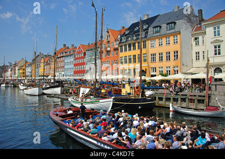 Bootstour auf dem farbenfrohen Ufer des 17. Jahrhunderts, Nyhavn-Kanal, Kopenhagen (Kobenhavn), Königreich Dänemark Stockfoto