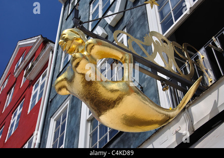 Goldene Meerjungfrau Schild am Restaurant am Wasser, Nyhavn Kanal, Kopenhagen (Kobenhavn), Königreich Dänemark Stockfoto