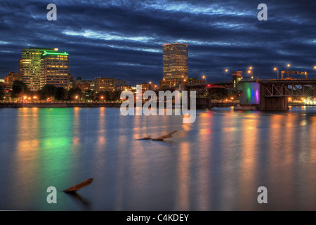 Morrison-Brücke über den Willamette River Portland Oregon in der Nacht Stockfoto