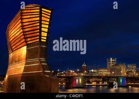 Portland Oregon Skyline vom Ostufer Esplanade in der Nacht Stockfoto