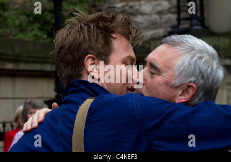 Ewan McGregor umarmt Onkel Denis Lawson vor Edinburgh Film Festival 2011 Eröffnung des ihre Sci-Fi-Drama Film durchaus Sinn Stockfoto