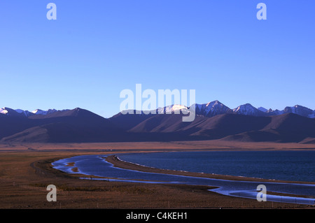 Landschaft mit Bergen und See in Tibet Stockfoto