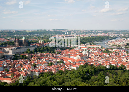 Blick auf Prag von Petrin-Hügel Stockfoto