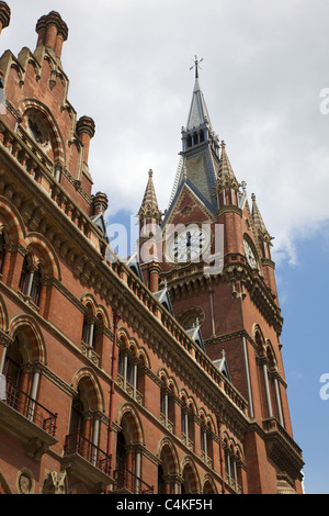 Die Uhr Turm von St. Pancras international Station, London Stockfoto