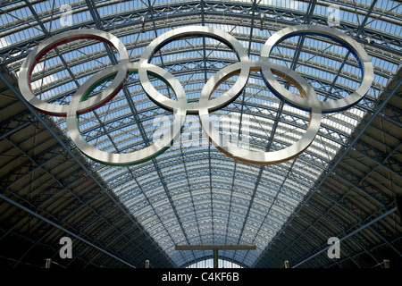 Die Olympischen Ringe unter dem Dach der internationale Bahnhof St Pancras für die Spiele 2012 in London Stockfoto