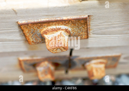 Schrauben und Muttern mit Strand Buhne zusammen Stockfoto