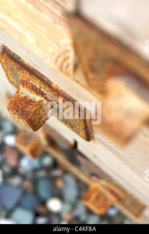 Schrauben und Muttern mit Strand Buhne zusammen Stockfoto