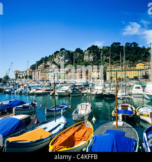 "VIEUX PORT" ALTE HAFEN MIT FESTGEMACHTEN BOOTE UND "COLLINE DU CHÂTEAU" CASTLE HILL ROCK NIZZA COTE D ' AZUR FRANKREICH Stockfoto