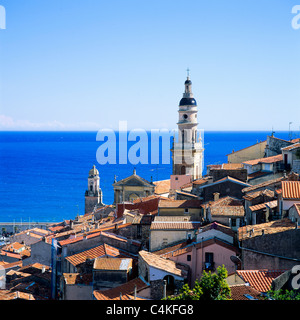 STADT SKYLINE MIT KIRCHTÜRME UND MITTELMEER MENTON-COTE D ' AZUR FRANKREICH Stockfoto