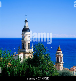 ST. MICHAEL KIRCHE GLOCKENTÜRME UND MITTELMEER MENTON-COTE D ' AZUR FRANKREICH Stockfoto