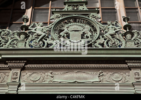 Details eines Kunstwerkes über einer Bank von Hamilton Tür sieht man in Winnipeg Stockfoto