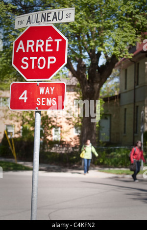 Eine Französisch-englische zweisprachige Stop-Schild ist in der Rue Aulneau Straße in Winnipeg Bezirk Saint-Boniface gesehen. Stockfoto