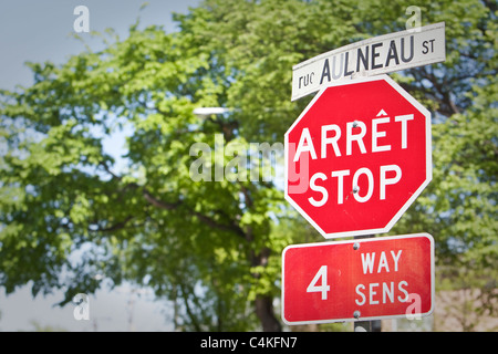 Eine Französisch-englische zweisprachige Stop-Schild ist in der Rue Aulneau Straße in Winnipeg Bezirk Saint-Boniface gesehen. Stockfoto