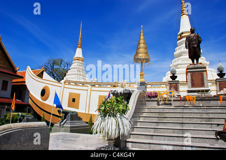 König Rama III Statue vor Boot-Tempel, Wat Yannawa, Bangkok, Thailand. Stockfoto