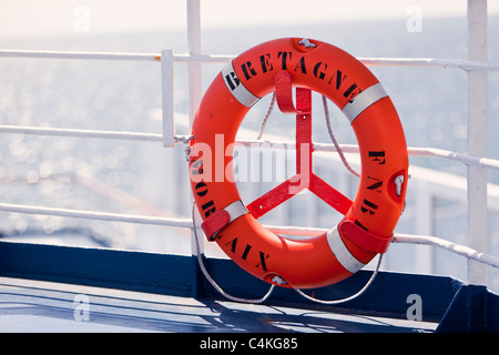 Rettungsring auf dem Geländer eine Personenfähre Stockfoto