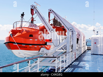 Rettungsboote an Bord ein Kreuz Kanal Fähre, Frankreich, Europa Stockfoto